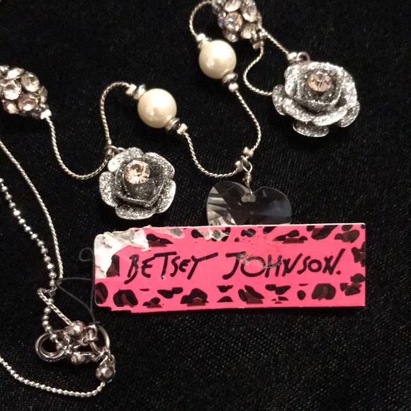 NWT Betsey Johnson Crystal Heart Silver Necklace - Picture 8 of 9